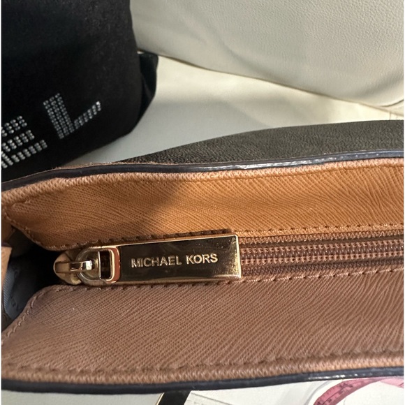 Michael Michael Kors
MORGAN MESSENGER IN SIGNATURE PRINT - Picture 7 of 15